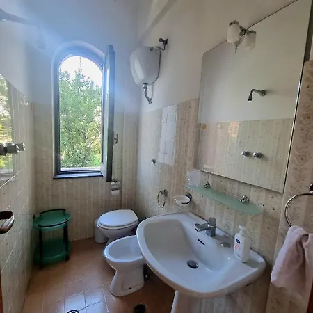 בית נופש Fronte Su Tre Piani Con Giardino *