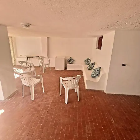 Fronte Su Tre Piani Con Giardino *