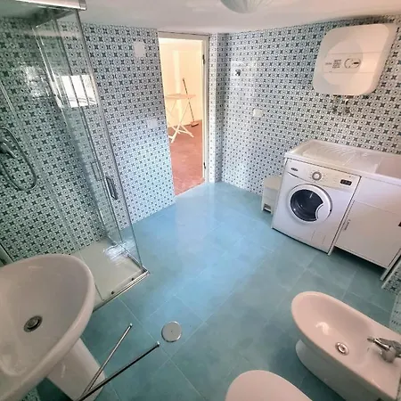 Tatil Evi Fronte Su Tre Piani Con Giardino