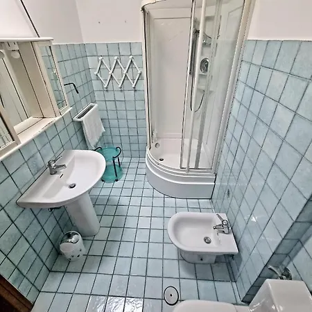 Fronte Su Tre Piani Con Giardino Tatil Evi *
