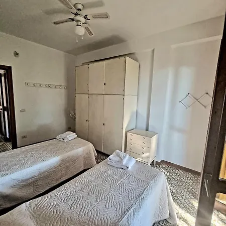 Fronte Su Tre Piani Con Giardino Tatil Evi