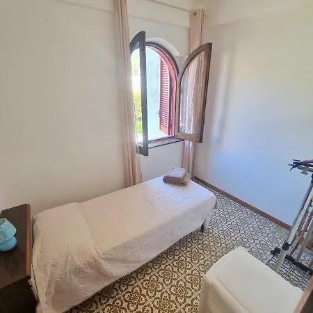 בית נופש Fronte Su Tre Piani Con Giardino פאלרנה