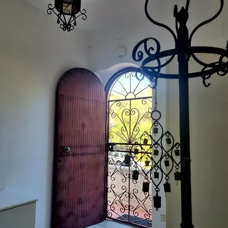 Fronte Su Tre Piani Con Giardino *