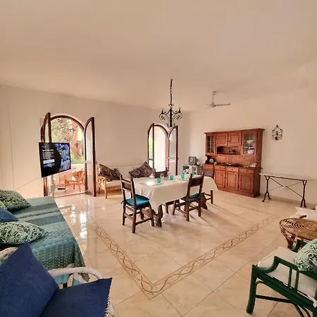 בית נופש Fronte Su Tre Piani Con Giardino פאלרנה