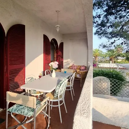 Fronte Su Tre Piani Con Giardino *