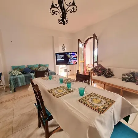 Fronte Su Tre Piani Con Giardino Tatil Evi *